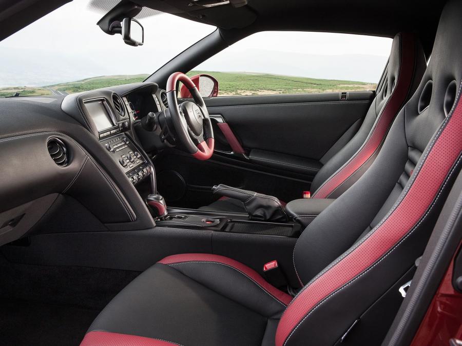  Nissan GT-R 2014 года  (UK) (фото 14 из 19)